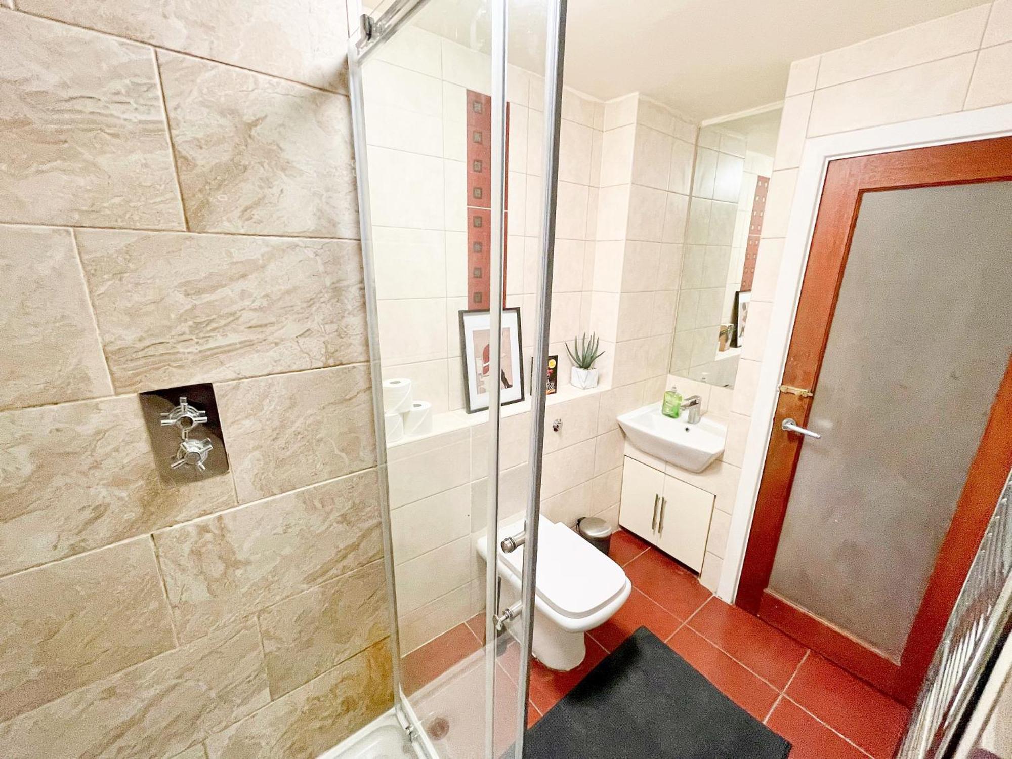 New 4-bed, 3-bath With Balcony And Free Parking In Crouch End Near Alexandra Palace