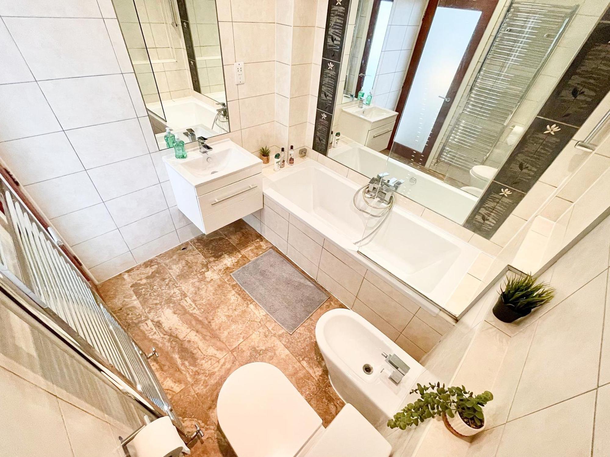 New 4-bed, 3-bath With Balcony And Free Parking In Crouch End Near Alexandra Palace *