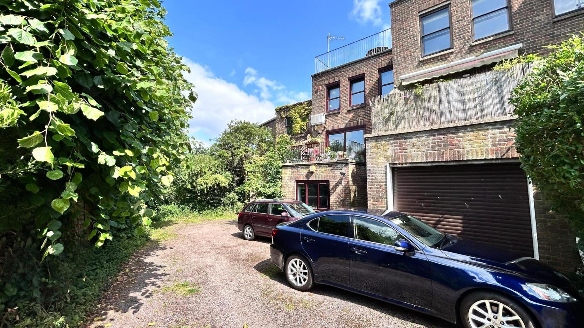 New 4-bed, 3-bath With Balcony And Free Parking In Crouch End Near Alexandra Palace Apartment