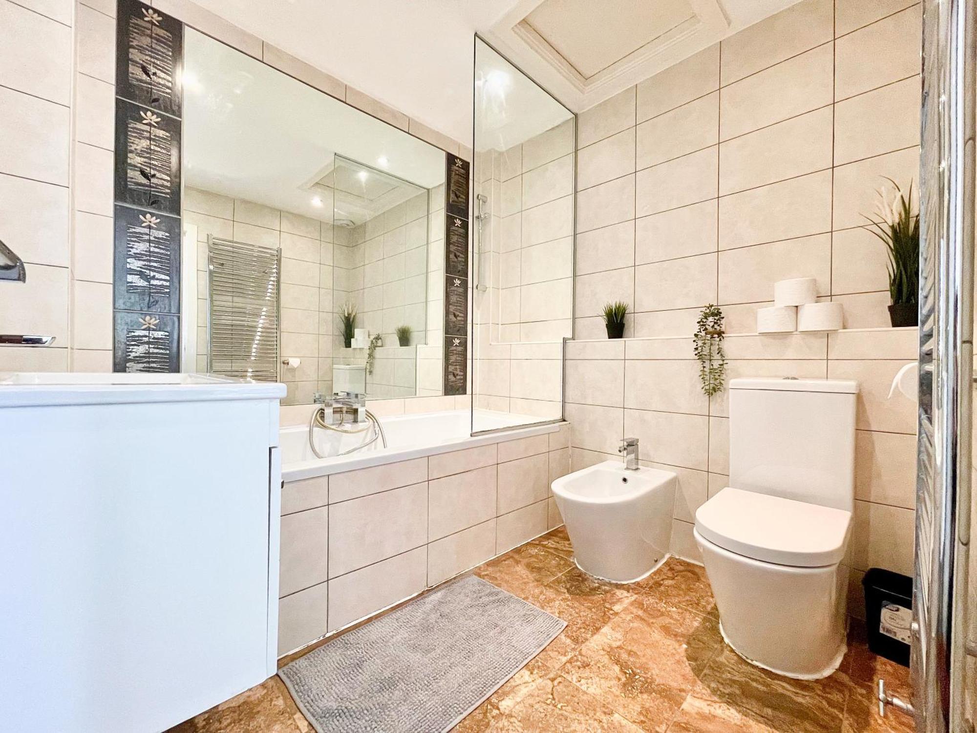 Apartment New 4-bed, 3-bath With Balcony And Free Parking In Crouch End Near Alexandra Palace
