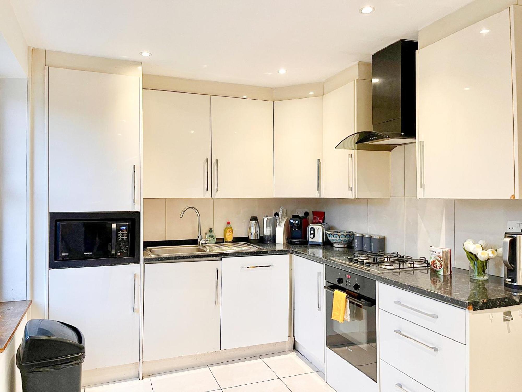 Apartment New 4-bed, 3-bath With Balcony And Free Parking In Crouch End Near Alexandra Palace London