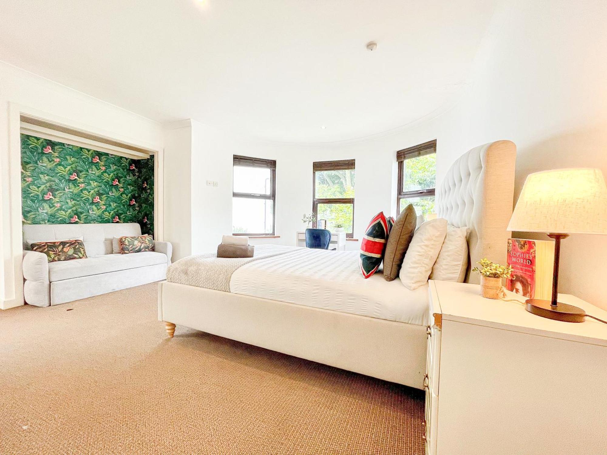New 4-bed, 3-bath With Balcony And Free Parking In Crouch End Near Alexandra Palace Apartment London