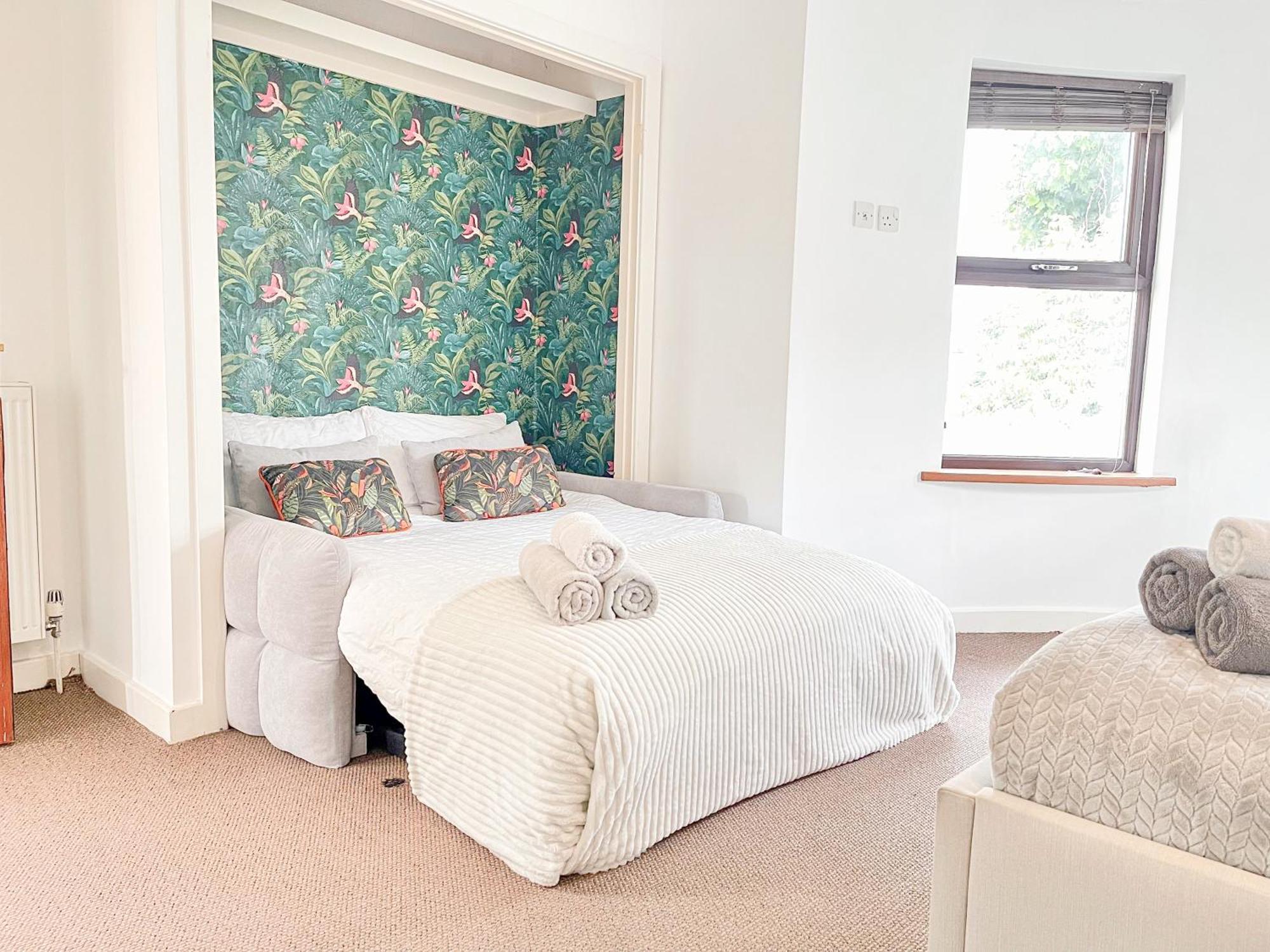 New 4-bed, 3-bath With Balcony And Free Parking In Crouch End Near Alexandra Palace *