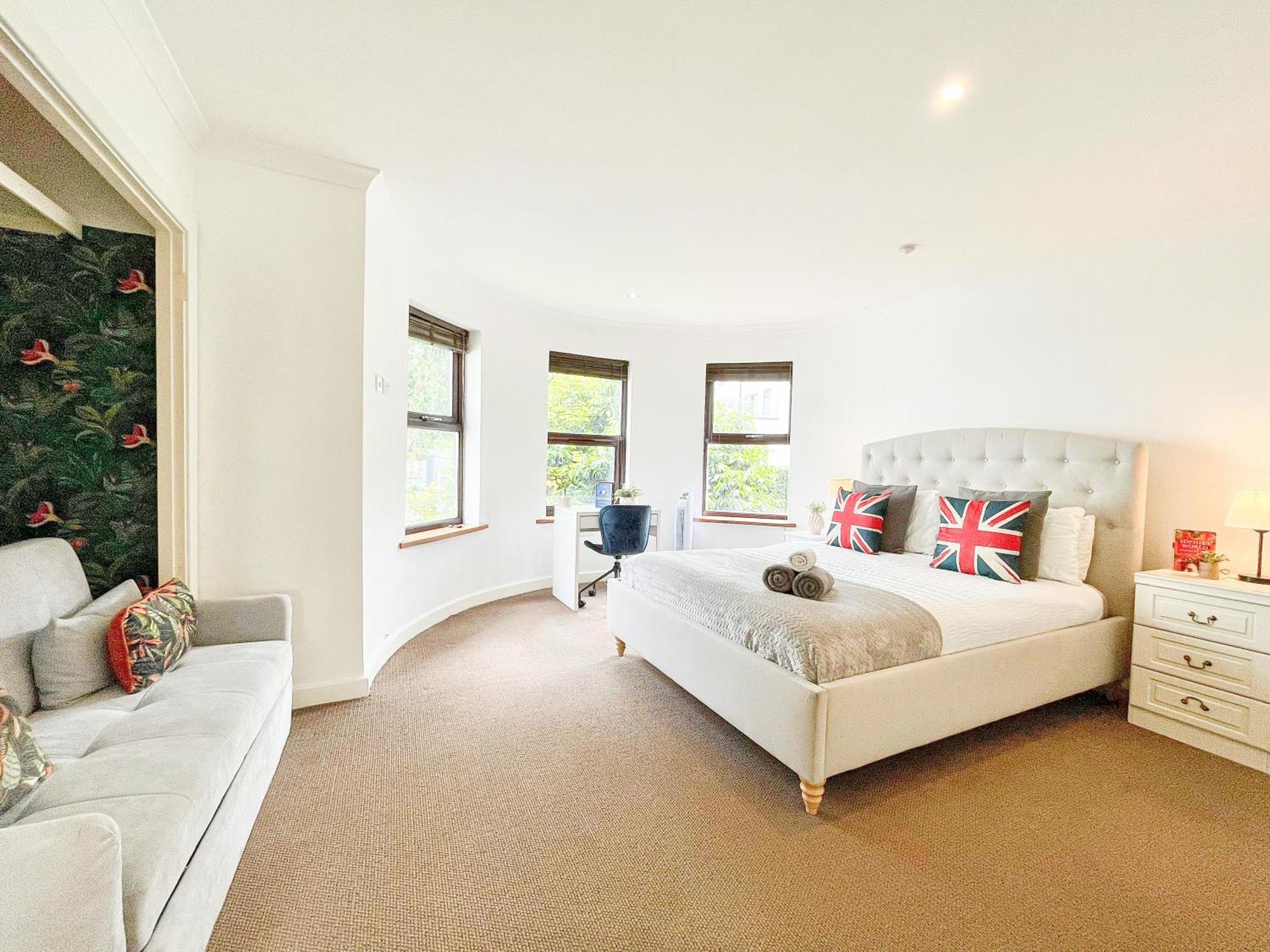 New 4-bed, 3-bath With Balcony And Free Parking In Crouch End Near Alexandra Palace London